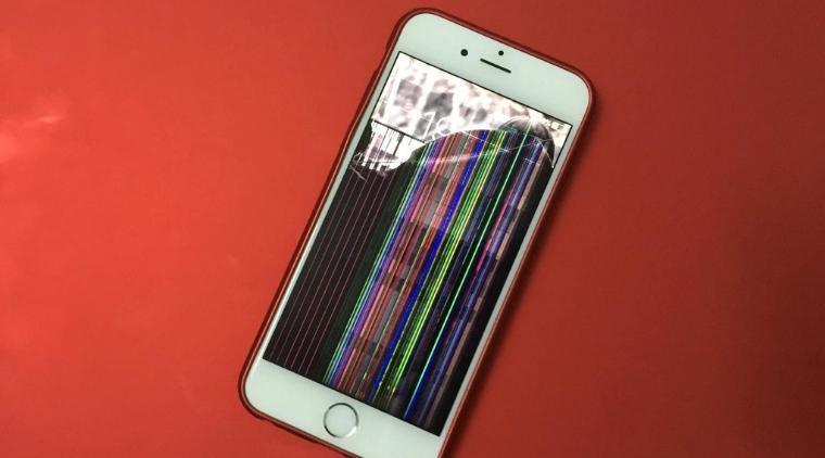 Màn hình iPhone bị ngấm nước vào trong phải làm sao