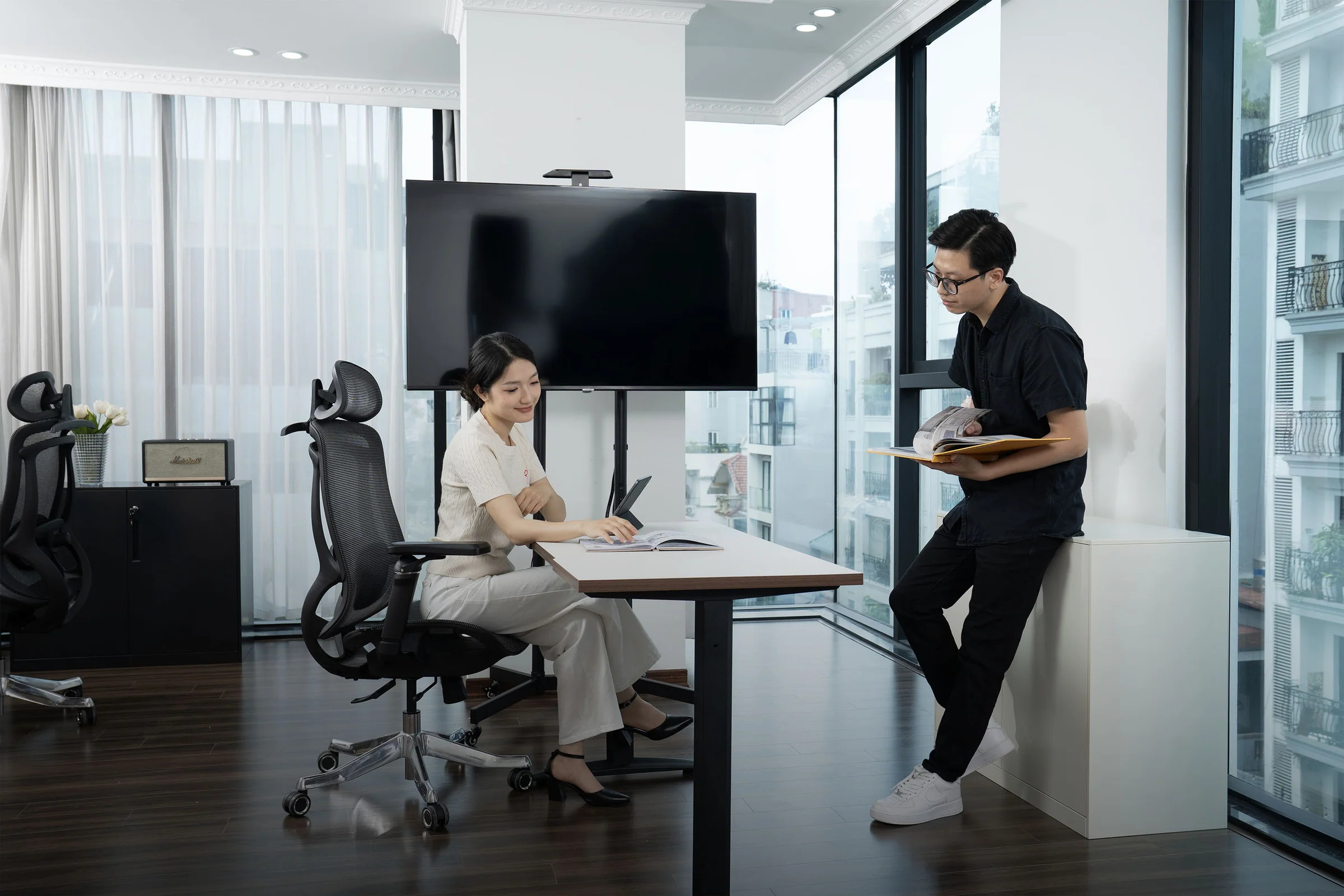 Giá treo tivi di động Hyperwork Core Stand HPW-TVC01-BLK Đen (37-75 inch)
